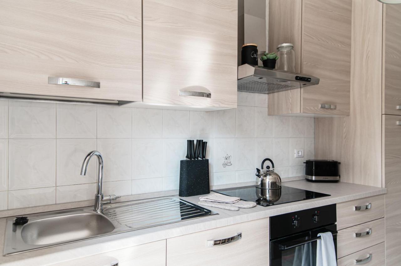 Lovely Suite With Private Parking In קומו מראה חיצוני תמונה